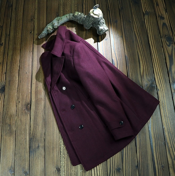 Мъжко палто с V-образна яка и копчета в тъмночервен цвят