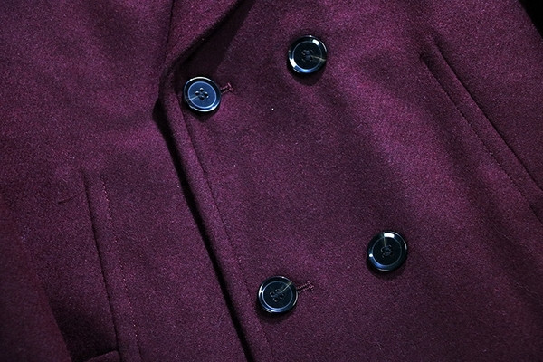 Мъжко палто с V-образна яка и копчета в тъмночервен цвят