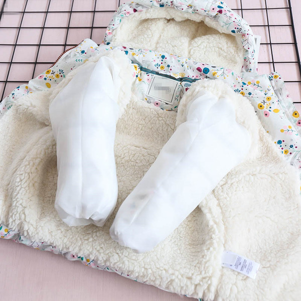 Παιδικό χειμωνιάτικο μπουφάν  σε λευκό χρώμα με μοτίβα λουλουδιών για κορίτσια