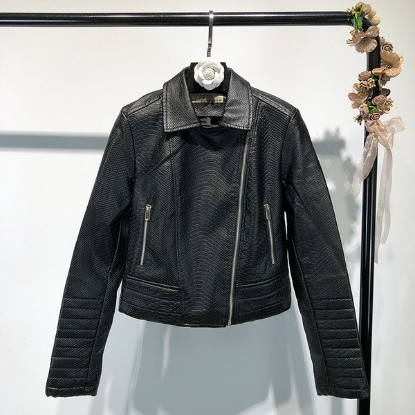 Γυναικείο δερμάτινο μπουφάν  σε μαύρο χρώμα με ασύμμετρη φερμουάρ
