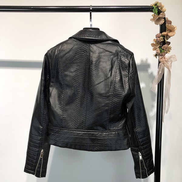 Γυναικείο δερμάτινο μπουφάν  σε μαύρο χρώμα με ασύμμετρη φερμουάρ