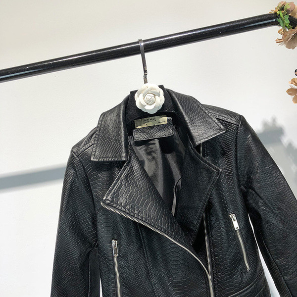 Γυναικείο δερμάτινο μπουφάν  σε μαύρο χρώμα με ασύμμετρη φερμουάρ