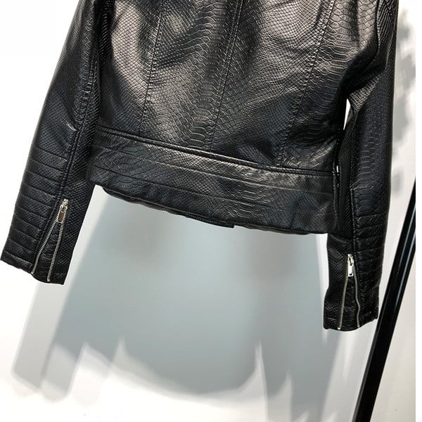 Γυναικείο δερμάτινο μπουφάν  σε μαύρο χρώμα με ασύμμετρη φερμουάρ