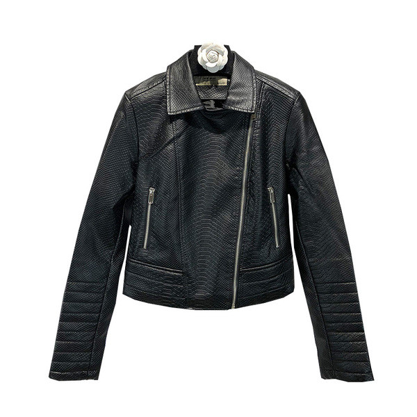 Γυναικείο δερμάτινο μπουφάν  σε μαύρο χρώμα με ασύμμετρη φερμουάρ