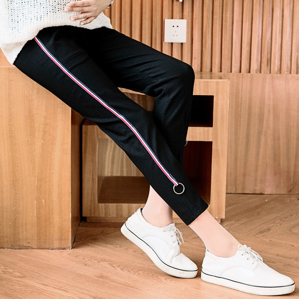 Παντελόνια για το φθινοπώρου για έγκυες γυναίκες σε τέσσερα χρώματα με πλευρική μπορντούρα και μεταλλική διακόσμηση