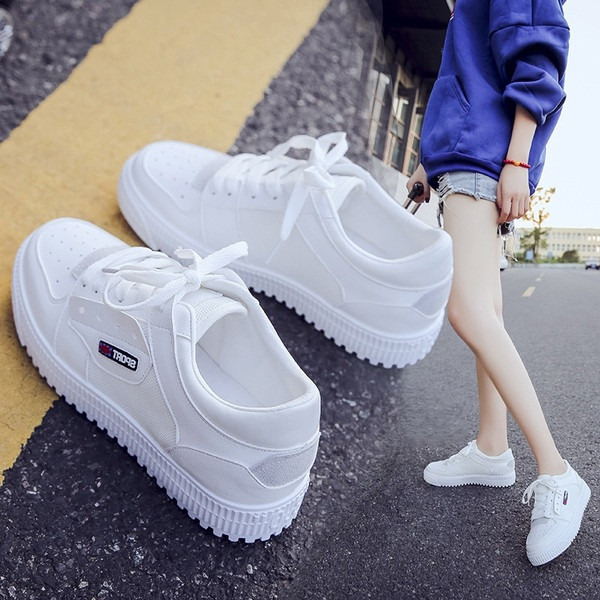 Κομψά γυναικεία  πάνινα παπούτσια κατάλληλα για καθημερινή ζωή