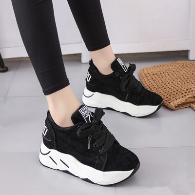 Κομψά γυναικεία αθλητικά παπούτσια σε μαύρο χρώμα
