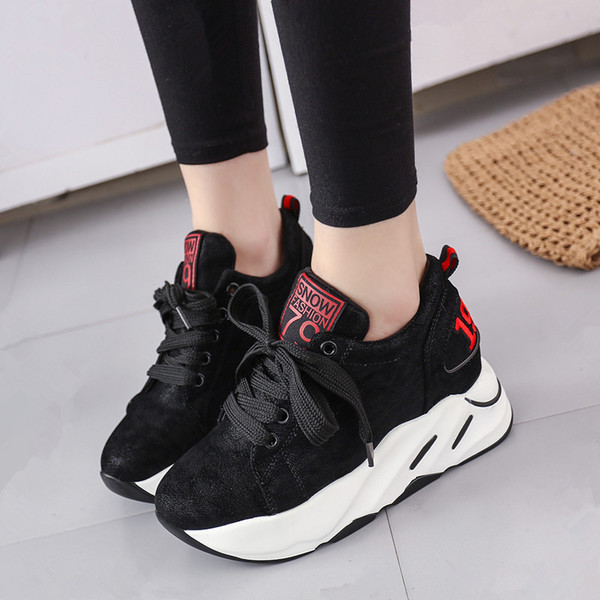 Κομψά γυναικεία αθλητικά παπούτσια σε μαύρο χρώμα