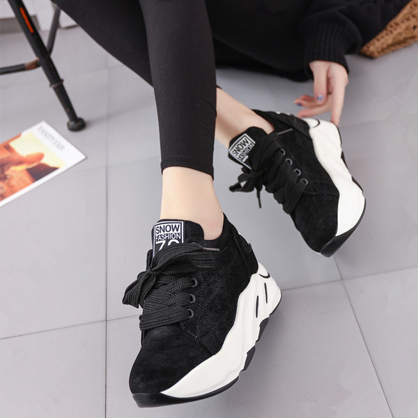 Κομψά γυναικεία αθλητικά παπούτσια σε μαύρο χρώμα