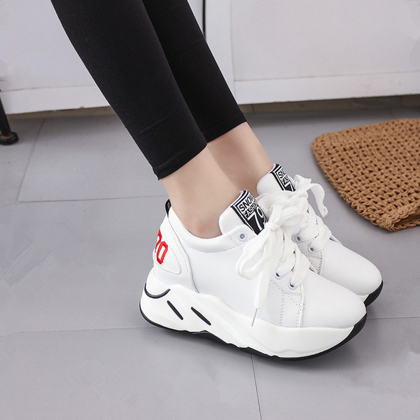 Κομψά γυναικεία αθλητικά παπούτσια σε μαύρο χρώμα