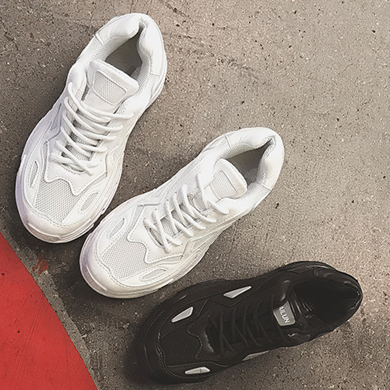 Γυναικεία αθλητικά πάνινα παπούτσια σε άσπρο και μαύρο χρώμα