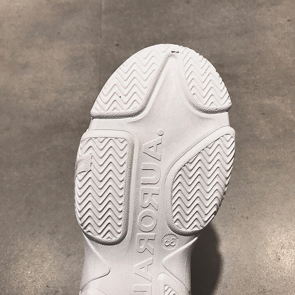 Γυναικεία αθλητικά πάνινα παπούτσια σε άσπρο και μαύρο χρώμα