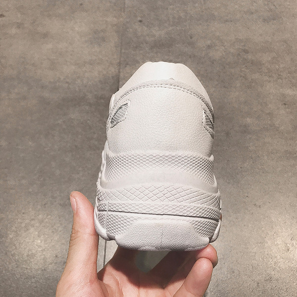 Γυναικεία αθλητικά πάνινα παπούτσια σε άσπρο και μαύρο χρώμα