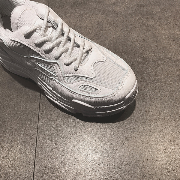 Γυναικεία αθλητικά πάνινα παπούτσια σε άσπρο και μαύρο χρώμα