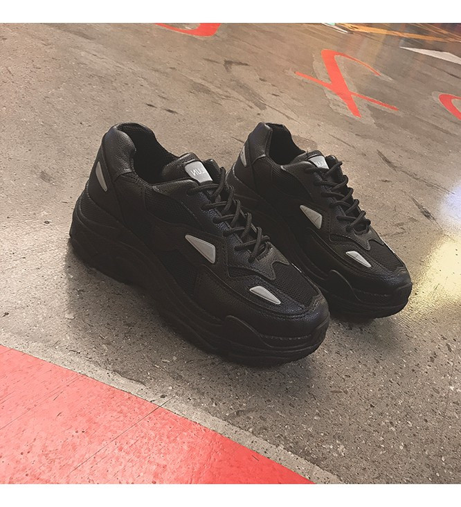 Γυναικεία αθλητικά πάνινα παπούτσια σε άσπρο και μαύρο χρώμα