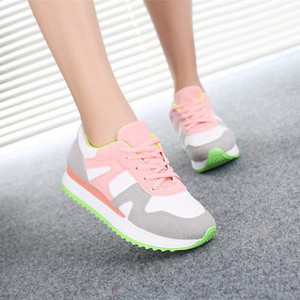 Μοντέρνα γυναικεία παπούτσια σε δύο χρώματα κατάλληλα για τη καθημερινή ζωή