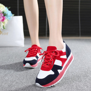 Μοντέρνα γυναικεία παπούτσια σε δύο χρώματα κατάλληλα για τη καθημερινή ζωή