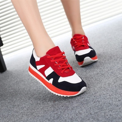 Μοντέρνα γυναικεία παπούτσια σε δύο χρώματα κατάλληλα για τη καθημερινή ζωή