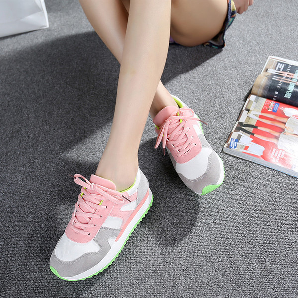 Μοντέρνα γυναικεία παπούτσια σε δύο χρώματα κατάλληλα για τη καθημερινή ζωή