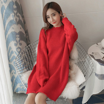 Дълъг зимен пуловер за бременни жени с разкъсани мотиви в червен цвят