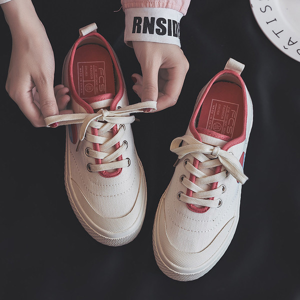 Γυναικεία παπούτσια σε τέσσερα χρώματα