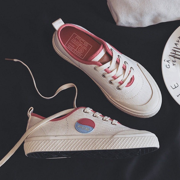 Γυναικεία παπούτσια σε τέσσερα χρώματα