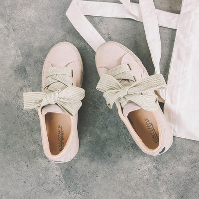 Γυναικεία αθλητικά παπούτσια σε διάφορα χρώματα