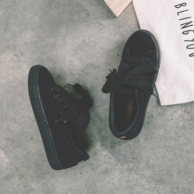 Γυναικεία αθλητικά παπούτσια σε διάφορα χρώματα