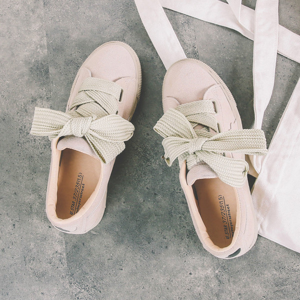 Γυναικεία αθλητικά παπούτσια σε διάφορα χρώματα