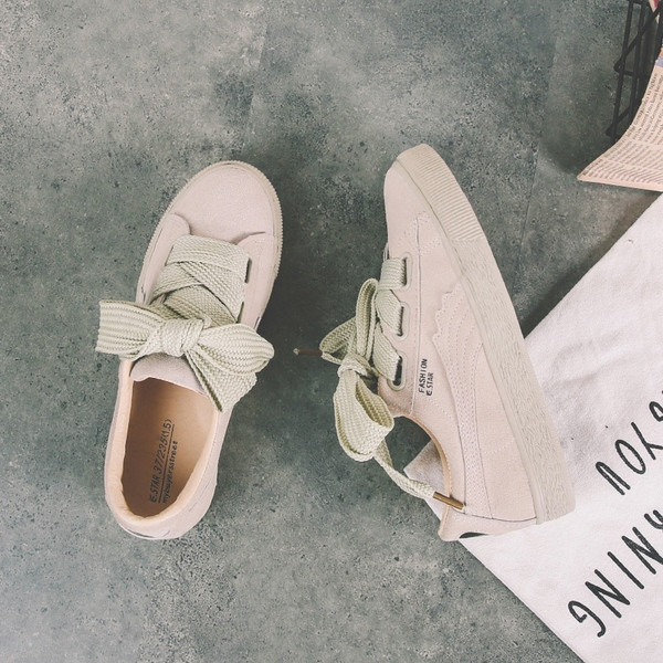 Γυναικεία αθλητικά παπούτσια σε διάφορα χρώματα