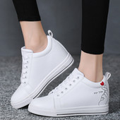 Σύγχρονα γυναικεία αθλητικά παπούτσια σε λευκό και μαύρο χρώμα