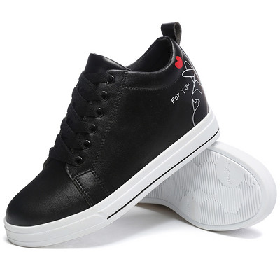 Σύγχρονα γυναικεία αθλητικά παπούτσια σε λευκό και μαύρο χρώμα