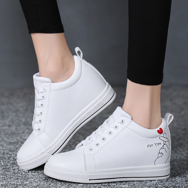 Σύγχρονα γυναικεία αθλητικά παπούτσια σε λευκό και μαύρο χρώμα