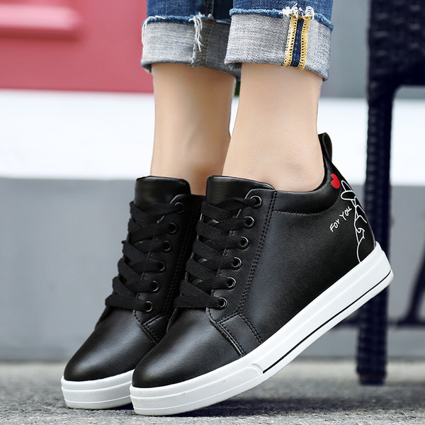 Σύγχρονα γυναικεία αθλητικά παπούτσια σε λευκό και μαύρο χρώμα