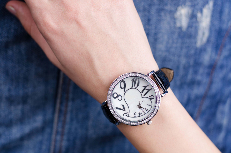 Дамски часовник Saneesi Heart в Черно