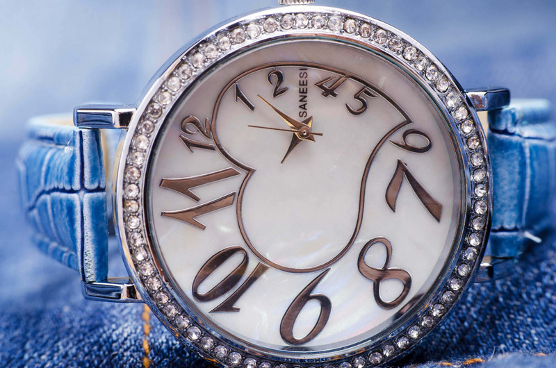 Дамски часовник Saneesi Heart в Черно