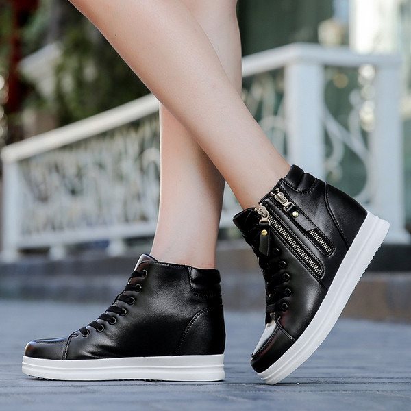 Καθημερινά γυναικεία αθλητικά παπούτσια με λευκή και μαύρη πλατφόρμα χρώματος