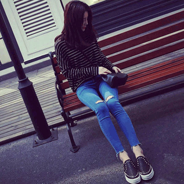 Μοντέρνα τζιν για εγκύους με σκισμένα σχέδια σε μπλε χρώμα