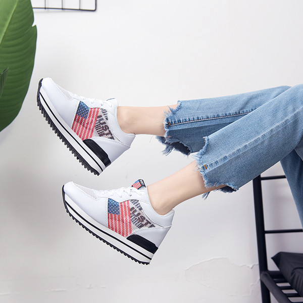 Γυναικεία αθλητικά παπούτσια σε πλατφόρμα σε διάφορα χρώματα