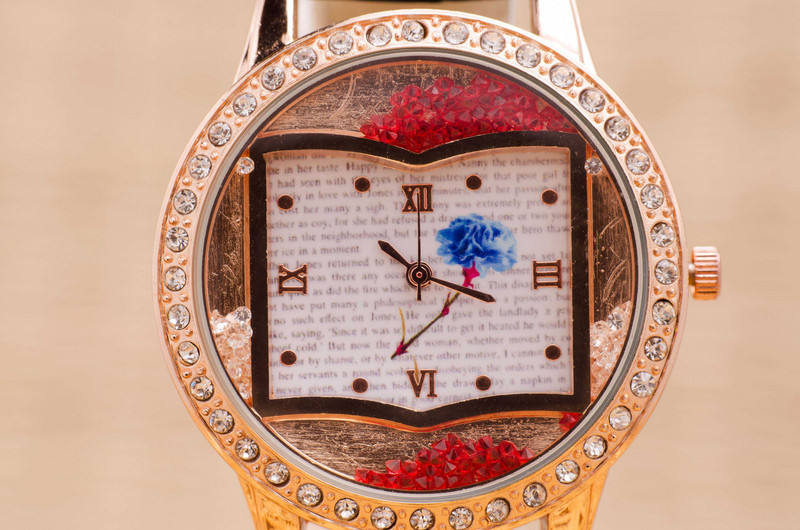 Дамски часовник Saneesi Book в Черно