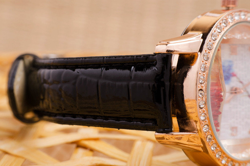 Дамски часовник Saneesi Book в Черно