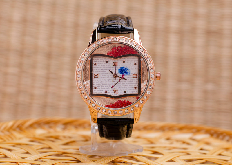 Дамски часовник Saneesi Book в Черно