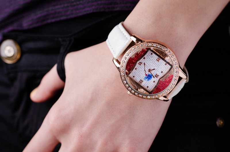 Дамски часовник Saneesi Book в Бяло