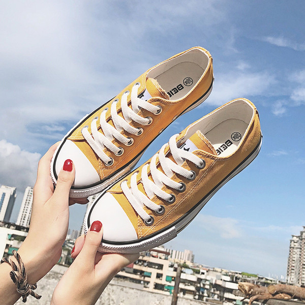 Αθλητικά γυναικεία παπούτσια σε διάφορα χρώματα