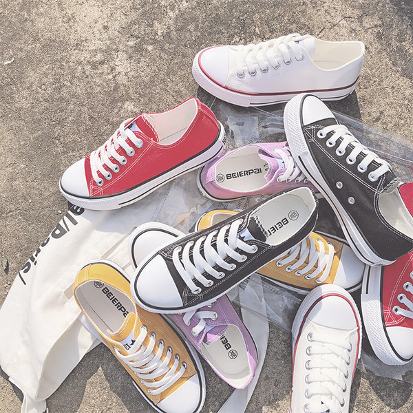 Αθλητικά γυναικεία παπούτσια σε διάφορα χρώματα