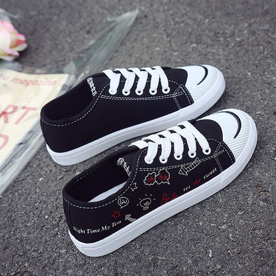 Γυναικεία αθλητικά παπούτσια σε λευκό και μαύρο χρώμα