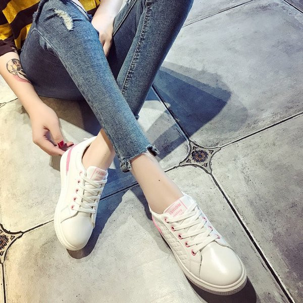 Γυναικεία  πάνινα παπούτσια κατάλληλα για  τη καθημερινή ζωή σε λευκό χρώμα