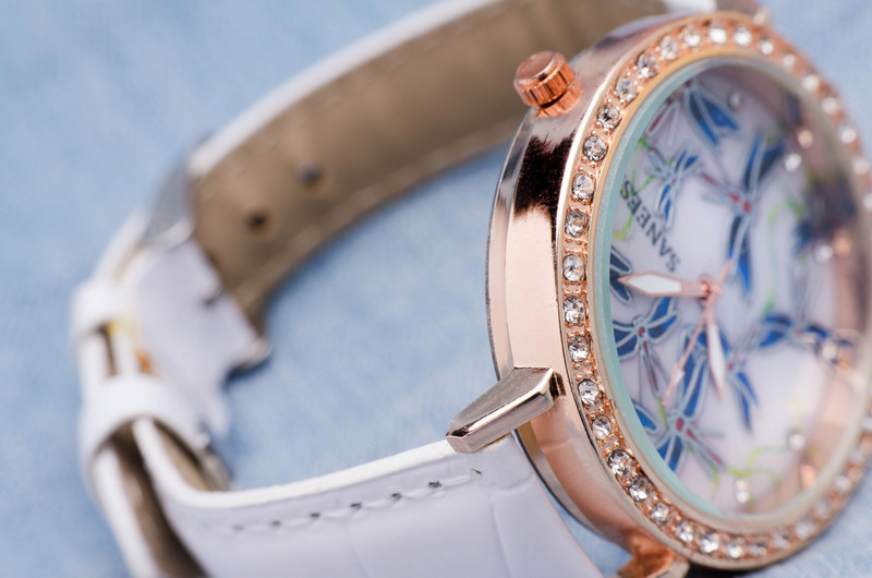 Дамски часовник Saneesi Blue в Бяло