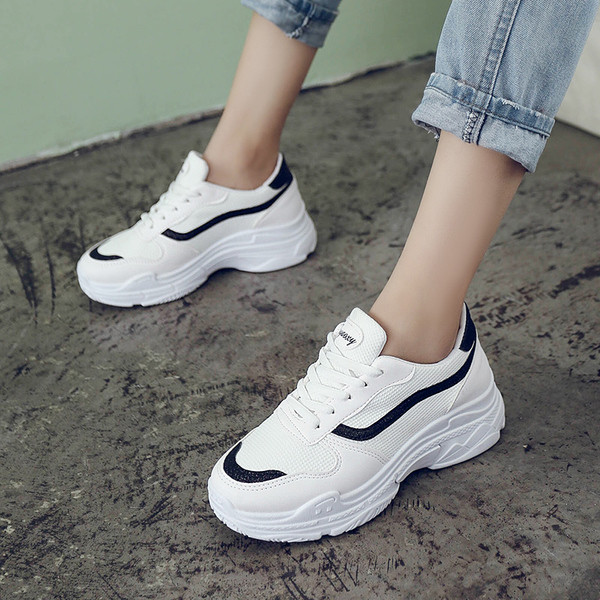 Αθλητικά γυναικεία παπούτσια σε διάφορα χρώματα