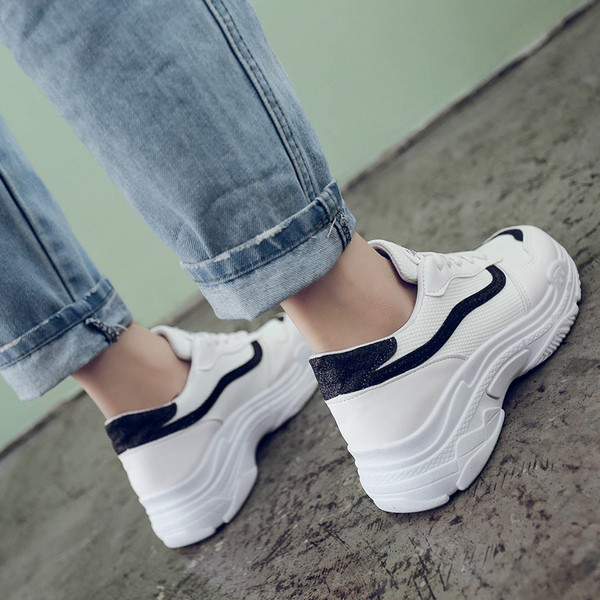 Αθλητικά γυναικεία παπούτσια σε διάφορα χρώματα